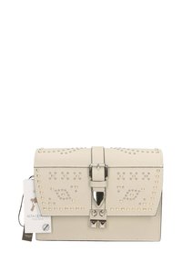 Borsa in pelle beige con accenti chiodati, forma rettangolare e chiusura in argento. Include un'etichetta che indica "fatto a mano in Italia".