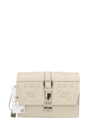 Borsa in pelle beige con accenti chiodati, forma rettangolare e chiusura in argento. Include un'etichetta che indica "fatto a mano in Italia".