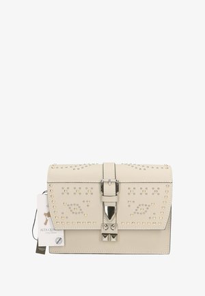 Borsa in pelle beige con accenti chiodati, forma rettangolare e chiusura in argento. Include un'etichetta che indica "fatto a mano in Italia".