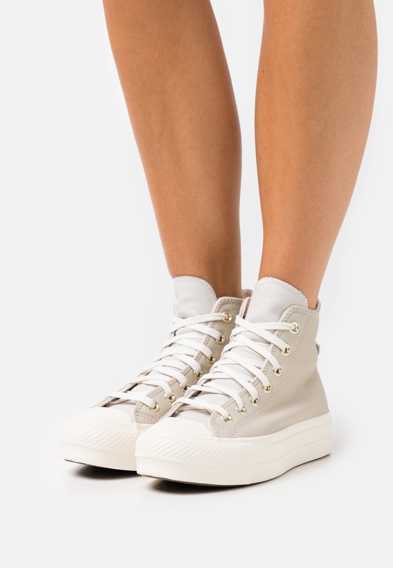 string pale putty egret