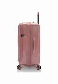 Hartschalengepäck in hellrosa mit strukturierten Oberflächen, doppelten Reißverschlüssen, Tragegriff an der Seite und vier schwarzen Rollen für Mobilität.