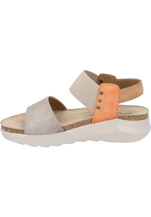 Keilsandaletten mit einem Obermaterial aus grauem Leder, beigem elastischem Riemen und orangefarbener Wildlederakzent. Strukturierter Korkfußbett und weiße Gummisohle.