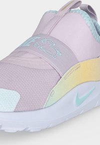 Ανοιχτό ροζ slip-on αθλητικό με παστέλ κίτρινες και μέντα λεπτομέρειες, ελαστικό λουράκι με γραφικό μονόκερου και λογότυπο Nike στη σόλα.