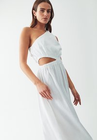 CALLI CAMELIA DRESS - Maksi garuma kleita - white