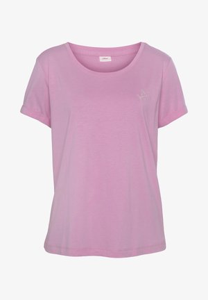 Camiseta de manga corta rosa con cuello redondo y puños enrollados. Presenta un pequeño diseño floral bordado en el pecho. Textura suave.