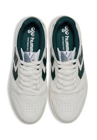 Białe sneakersy z zielonymi akcentami, wykonane z gładkiej skóry, z zaokrąglonym czubkiem, perforowanymi detalami oraz płaskimi sznurowadłami. Na wkładkach znajduje się logo marki.