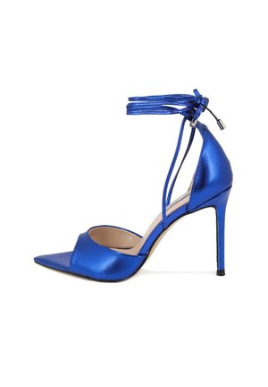 Sandalo alto con tacco metallic blue, punta affusolata, cinturino alla caviglia e tacco sottile. Presenta una superficie liscia e un design minimalista.