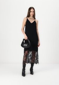 Selected Femme SLFEDITH STRAP MIDI DRESS - Laisvo kirpimo suknelė - black
