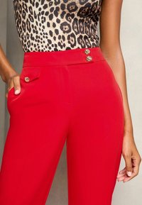 Lipsy POCKET DETAIL TAPERED - REGULAR FIT - Auduma bikses - red