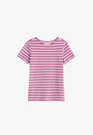 Lühikeste varrukatega ümara kaelusega T-särk, valgete ja helesiniste horisontaalsete triipudega, tehtud pehmest kangast, laotatud tasapinnale valgel taustal.