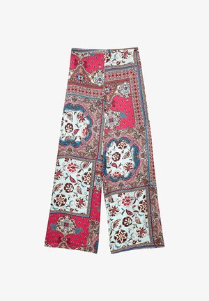 Pantalons larges à motif patchwork coloré avec des designs floraux et géométriques dans des tissus rouges, bruns et bleu clair.