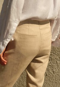 Next CROPPED REGULAR FIT - Pantaloni scurți - neutral