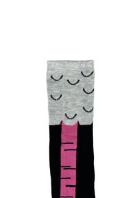 Polvisukkia harmaana, vaaleanpunaisena ja mustana; harmaassa on hymyilevä kuvio, sekä vaaleanpunaiset raidat alhaalla mustalla taustalla.