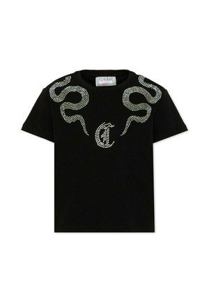 Camiseta negra de manga corta con dos diseños curvos de serpiente y una letra C en el pecho hecha de pequeños tachones plateados brillantes.