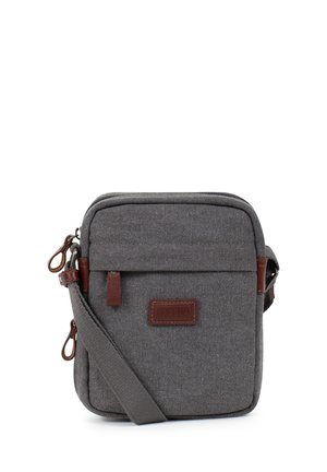Petit sac bandoulière en tissu gris avec poche avant zippée, tirettes de fermeture éclair en cuir marron et bandoulière réglable.