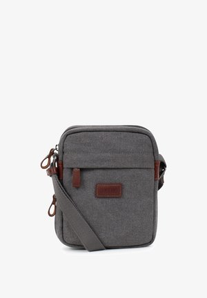 Petit sac bandoulière en tissu gris avec poche avant zippée, tirettes de fermeture éclair en cuir marron et bandoulière réglable.