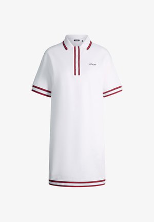 Biała sukienka polo z krótkim rękawem, z czerwono-czarnym paskowanym wykończeniem na kołnierzu, mankietach rękawów i dolnym brzegu, z małym logo „JOOP!” na piersi.