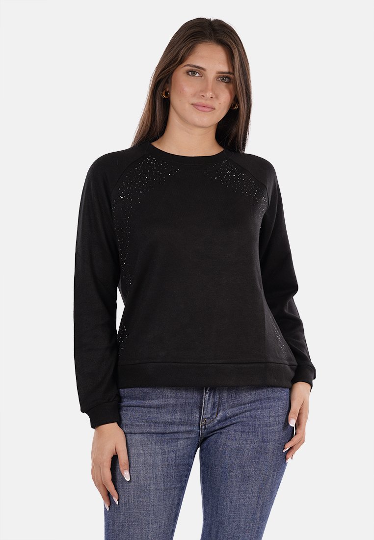 Felpa nera con maniche raglan, impreziosita da dettagli decorativi con borchie sulle spalle. Materiale morbido e polsini a costine, progettata per una vestibilità aderente.