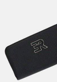 Portafoglio in pelle nera con superficie testurizzata, forma rettangolare elegante e logo in metallo goffrato.