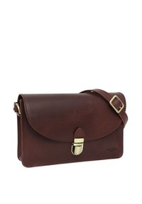 Braune Leder-Umhängetasche mit einer geschwungenen Klappe, Verschluss aus goldfarbenem Metall und verstellbarem Gurt. Glatte Textur mit minimalistischem Design.