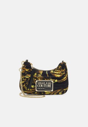 Musta nailonlaukku, jossa kultainen ja keltainen abstrakti kuvio. Varustettu kultaisella ketjuhihnalla ja suorakulmaisella logoplaarilla, jossa lukee "Versace Jeans Couture".