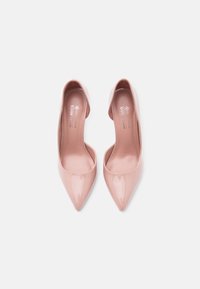 Ροζ γυαλιστερά δερμάτινα ψηλοτάκουνα με μυτερή μύτη και λεία υφή. Το εσωτερικό διαθέτει λεπτομέρειες με λογότυπο· μινιμαλιστικός σχεδιασμός χωρίς διακοσμητικά στοιχεία.