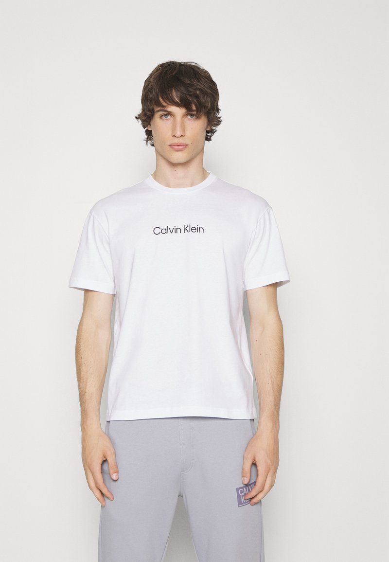 Calvin Klein - HERO LOGO COMFORT - Osnovna majica kratkih rukava - bright white, Povećaj