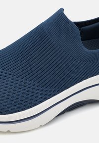Skechers Performance GO WALK ARCH FIT 2.0 SLIP ON - Zapatillas para caminar - navy/white