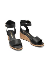 Czarne skórzane sandały na koturnie z paskiem na kostkę, z szeroką przednią taśmą i fakturowanym brązowym obcasem. Złote logo na wkładce.