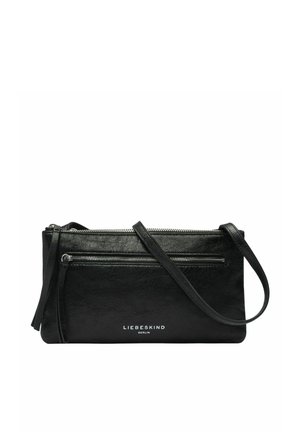 Bolso bandolera de cuero negro con bolsillo frontal con cremallera y herrajes plateados, con el logo "Liebeskind Berlin" en la parte delantera.