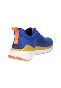 Scarpa sportiva blu con tomaia in tessuto texturizzato, intersuola gialla e dettagli arancioni sul tallone e sulla suola. Design a profilo basso.