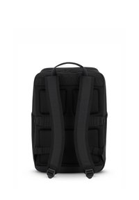 Mochila rectangular negra con panel trasero de malla acolchada, correas de hombro ajustables y asa de transporte superior sobre fondo blanco.