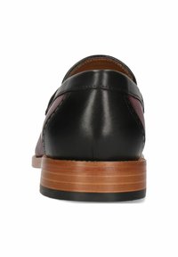 Zapato de vestir de cuero negro con un tacón redondeado, que cuenta con una suela de madera marrón y acentos burdeos contrastantes en los laterales.