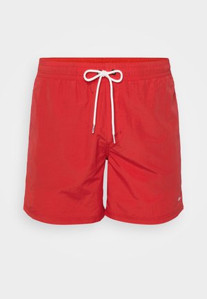 Czerwone szorty kąpielowe, wykonane z lekkiej tkaniny, z elastycznym pasem, białym sznureczkiem do regulacji i dyskretnym logo na dolnej prawej stronie.