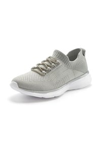 Graue Sportschuh mit einem strukturierten Strickobermaterial, elastischem Schnürsystem und gepolsterter weißer Sohle. Glatte Oberfläche mit dezenten Designdetails.