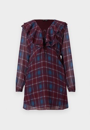 Langarmige bordeauxrode en blauwe geruite jurk met een ruffle V-halslijn en strikdetail aan de voorkant.