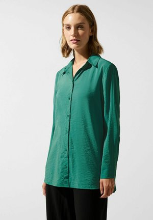 Langsleeve, button-up overhemd in een levendige groene kleur, gemaakt van lichtgewicht stof met een gladde textuur en een klassiek kraagontwerp.