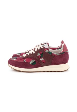 Paire de baskets en suède bordeaux avec des lacets blancs, des inserts en tissu à motifs rouge, vert et blanc, et des semelles en caoutchouc beige.