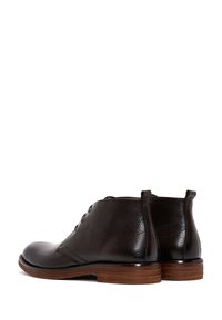 Bottines en cuir brun avec une finition texturée, bout rond, design traditionnel à lacets et accent en bois au talon.