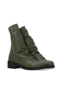 Olivgrüne Lederstiefeletten mit lässigem Design, runden Zehen und schwarzen quadratischen Absätzen. Glatte Textur mit minimalen Nahtdetails.