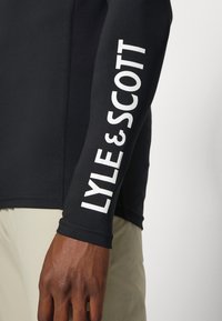 Lyle & Scott TECH BASELAYER - T-shirt desportiva - true black
