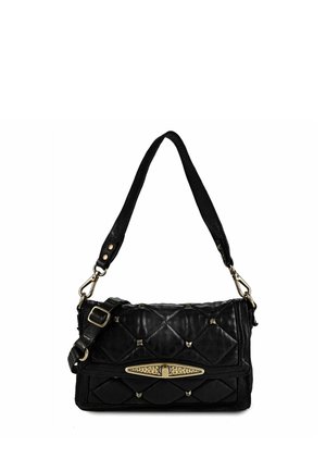 Schwarze Lederhandtasche mit gestepptem Muster, goldfarbenen Nieten, verstellbarem Riemen und dekorativem goldfarbenem Verschluss an der Vorderklappe.