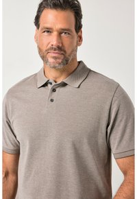 Herren-Polohemd mit kurzen Ärmeln in Hellbraun, aus strukturiertem Stoff gefertigt, mit Kragen und dreiknöpfiger Knopfleiste.