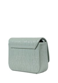 Borsa di un verde chiaro texture con lettere in rilievo, forma rettangolare, chiusura a patta e finitura liscia. Dimensioni adatte per oggetti di piccole dimensioni.