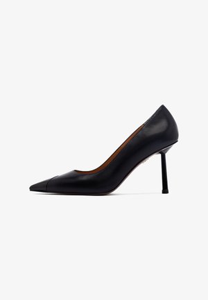 Pompe à talon aiguille en cuir noir avec un bout pointu, texture lisse et un fin talon stiletto. L'intérieur est doté d'une doublure beige.