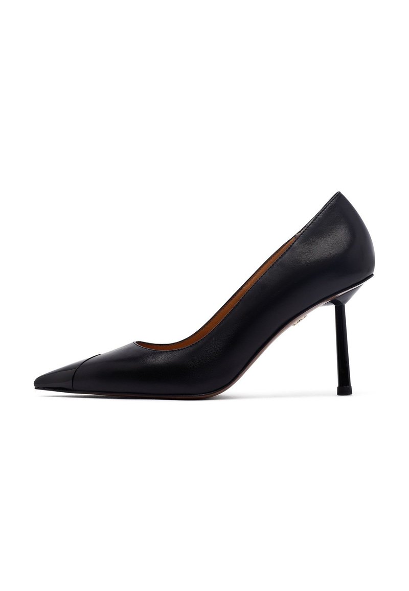 Décolleté neri in pelle con punta affilata, texture liscia e tacco a stiletto sottile. L'interno presenta una fodera color beige.