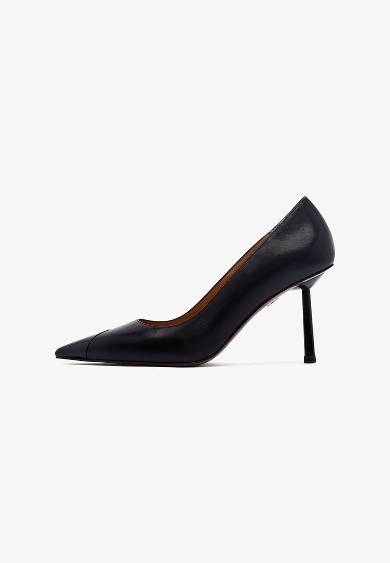 Décolleté neri in pelle con punta affilata, texture liscia e tacco a stiletto sottile. L'interno presenta una fodera color beige.