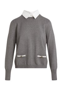 Grijze gebreide trui met een witte overhemdds onder. Voorzien van twee voorzakken met decoratieve strepen en knopen. Lange mouwen.