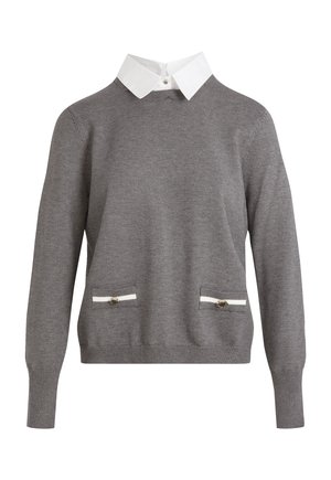 Pull en laine grise avec une chemise blanche à col en dessous. Comprend deux poches avant avec des rayures décoratives et des boutons. Manches longues.