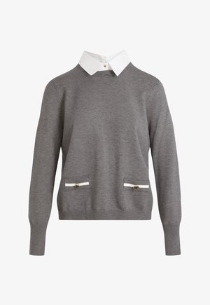 Harso neulepusero valkoisella kauluspaitalla alla. Sisältää kaksi etutaskua, joissa on koristeelliset raidat ja nappi. Pitkät hihat.